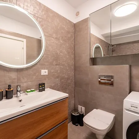 Mohost Uno - Elevated With Mountain Views